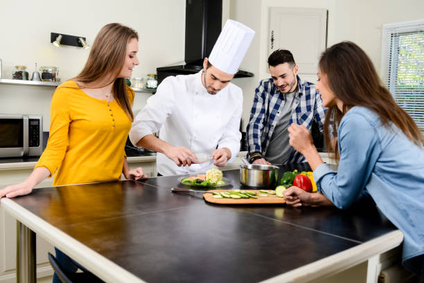 Chef preparando ingredientes para meal kit